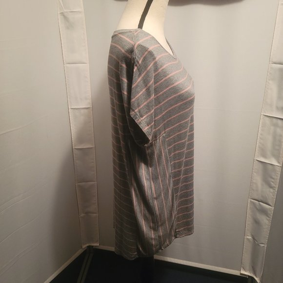 Dalia presents a grey top with horizontal pink stripes size L. - Picture 2 of 4